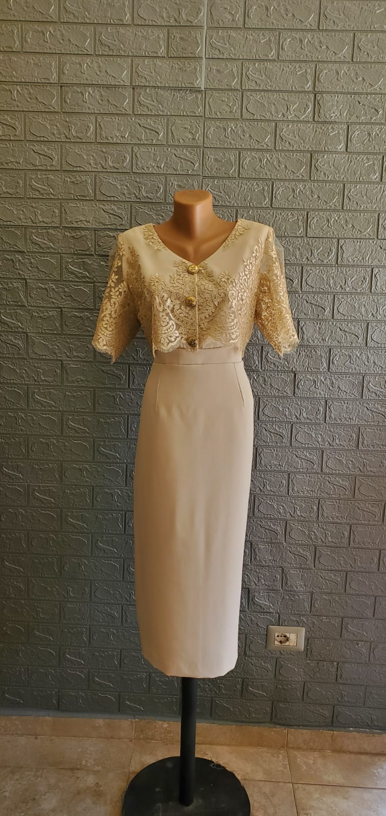 Fustan klasik me dantellë të artë dhe mëngë të shkurtra, dizajn elegant për evente dhe ceremoni